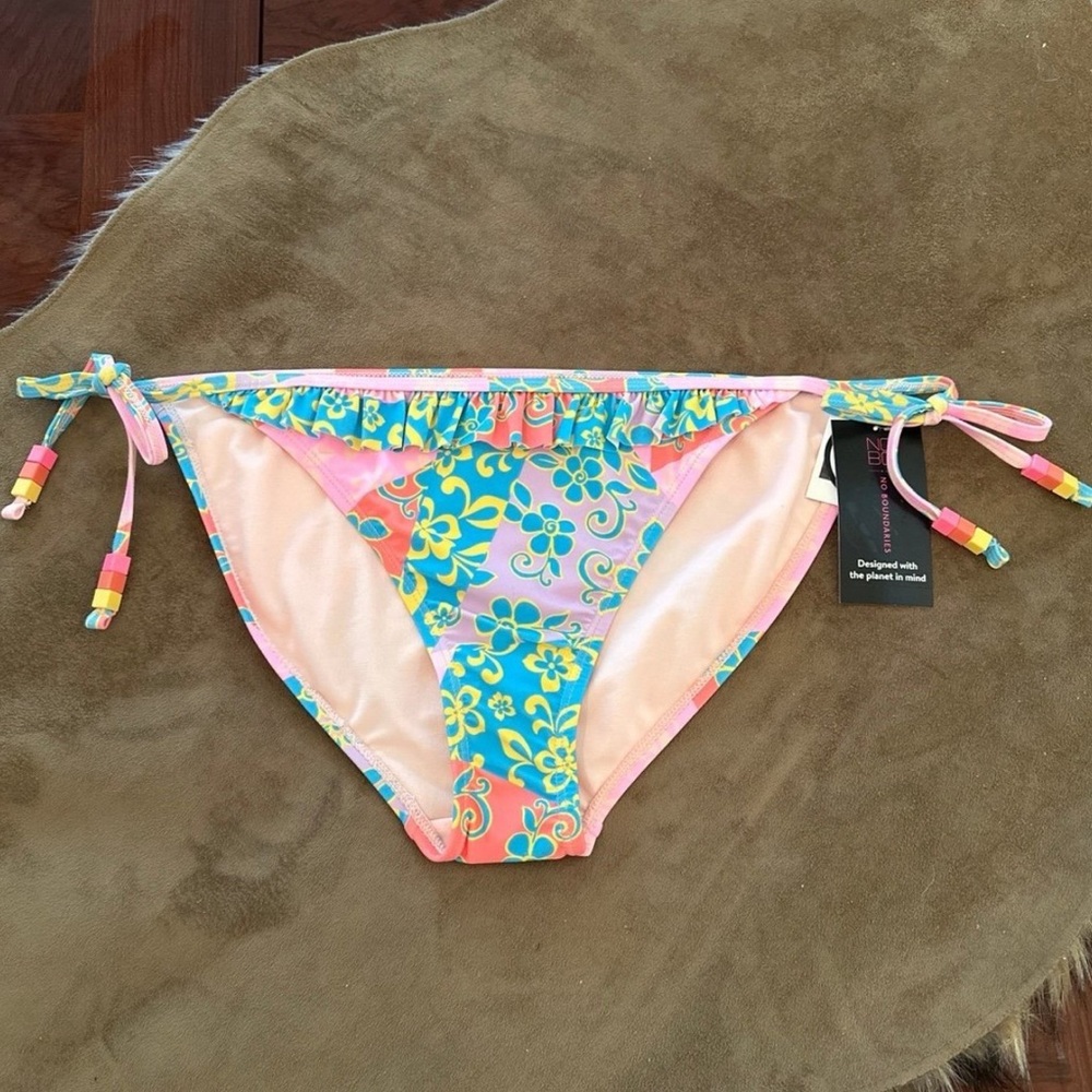 No Boundaries *NWT* Women’s Floral Pattern Bikini Bottoms